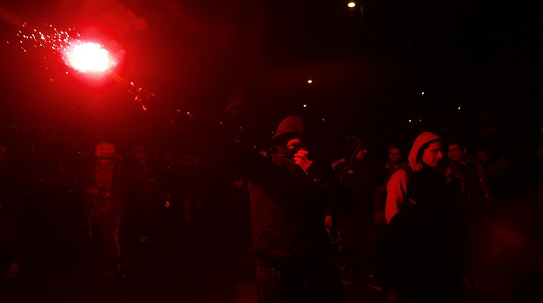 En horas de la noche cientos de personas marcharon con velas y banderas por las calles chilenas.