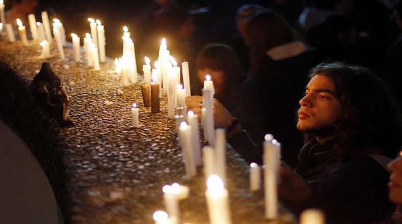 Muchas velas se observaron en la Plaza Italia de Santiago de Chile.
