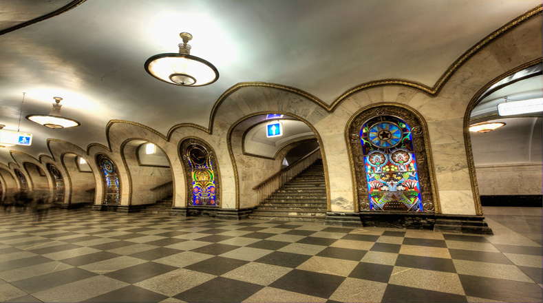 También conocido como el Palacio Subterráneo, fue inaugurado el 15 de mayo de 1935. Las lámparas de araña, mármoles, mosaicos intrincados y estatuas llenan el espacio con lujo accesible a los trabajadores de la ciudad.