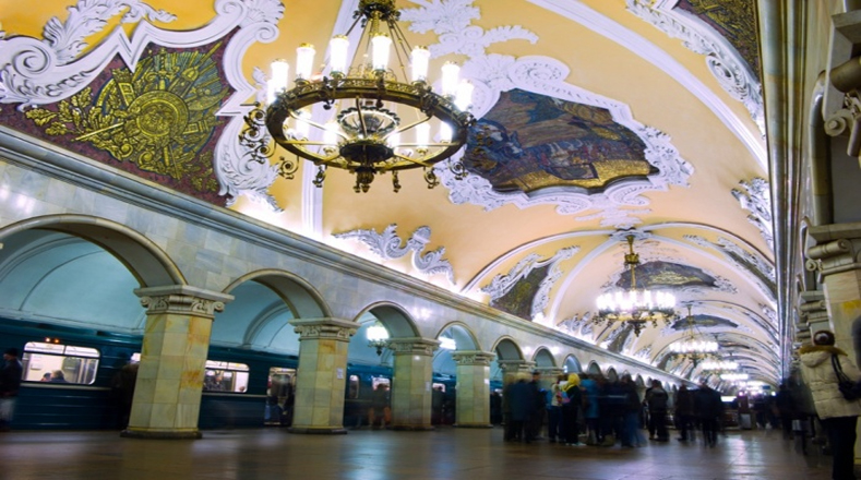La estación Komsomólskaya fue concebida como la puerta de entrada a Moscú sus paredes están decoradas con mosaicos de piedras esmaltadas.