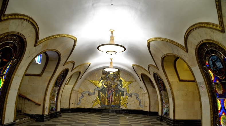 La estación Novoslobodskaya exalta al pueblo y el movimiento soviético con vistosísimas vidrieras y mosaicos de artistas lituanos y rusos.