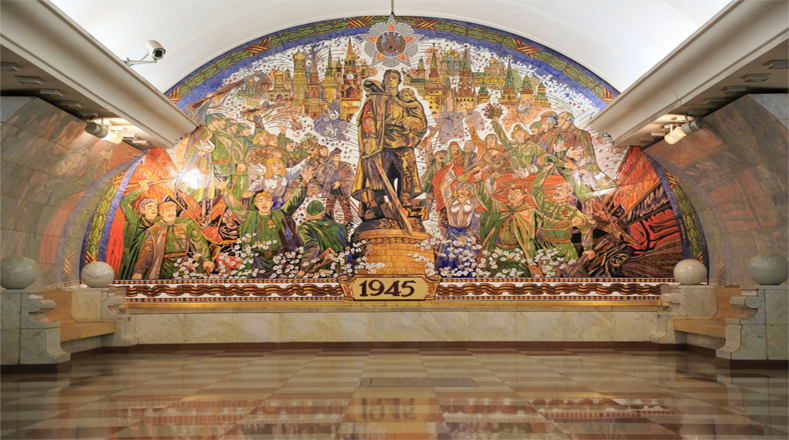 Un mosaico en la Estación Parque Pobedy (Parque de la Victoria) celebra la conquista de la Gran Guerra Patria en 1945. 