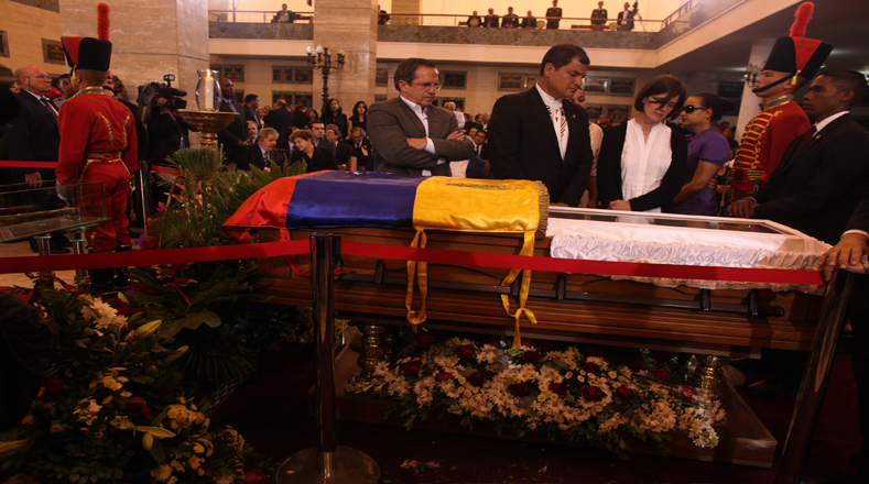 En marzo de 2013, el presidente Rafael Correa rindió honor al Comandante de la Revolución Bolivariana de Venezuela, Hugo Chávez, tras su partida física.