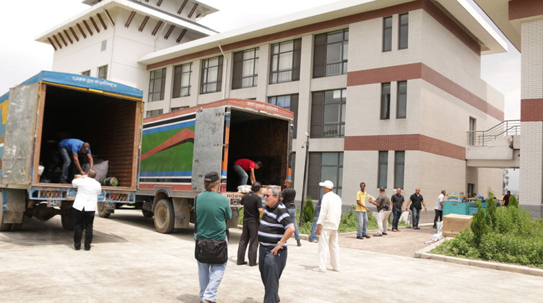 La brigada médica de Cuba colabora en la distribución de los medicamentos y equipos.