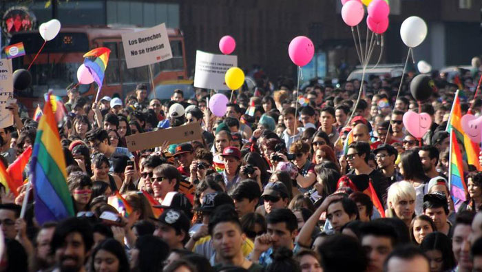 En Chile marcharon para condenar la discriminación, el odio y la violencia contra la comunidad LGBT.