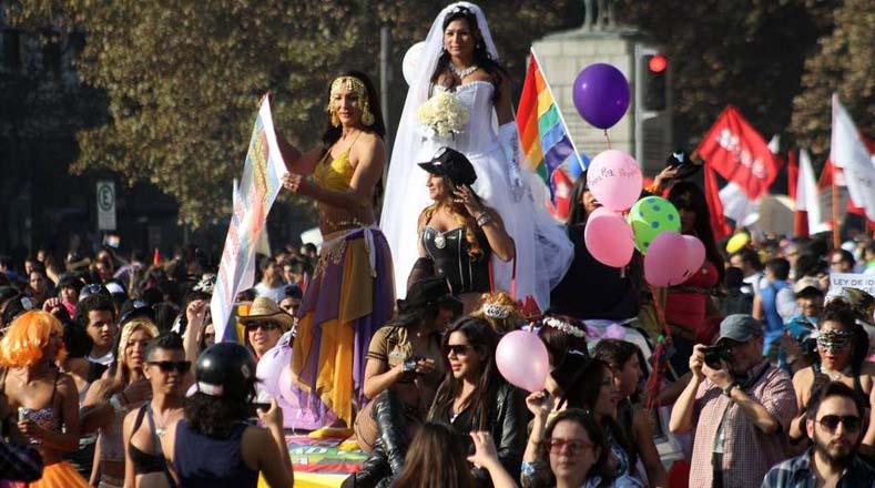 Con disfraces y mucho colorido la comunidad LGBT colmaron las calles de Santiago, en Chile.