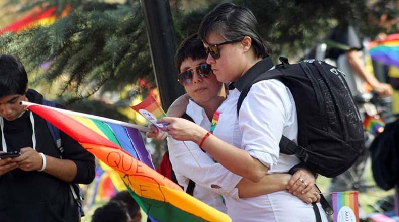 La bandera arcoíris, símbolo de la diversidad sexual a escala global, figuró durante la marcha.