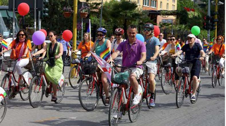 Un grupo de albanos recorrieron en bicicleta las calles para promover la defensa de los derechos de los homosexuales.