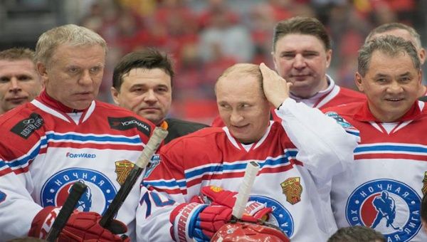 Putin jugó junto a deportistas retirados de la NHL y otros políticos