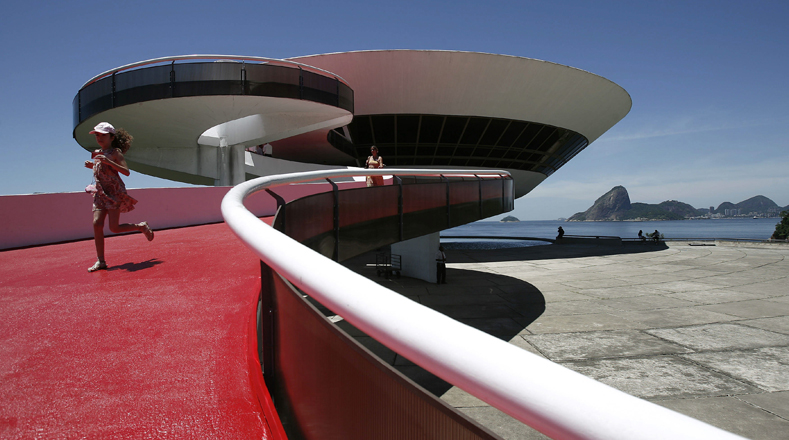 El Museo de Arte Contemporáneo (MAC) fue construido en 1996 a la orilla del mar, en la Bahía de Guanabara, Brasil. Es una obra representativa del arquitecto brasileño, Oscar Niemeyer. La majestuosa vista del museo es el horizonte de la ciudad de Río de Janeiro, con los cerros Pan de Azúcar y Corcovado. 