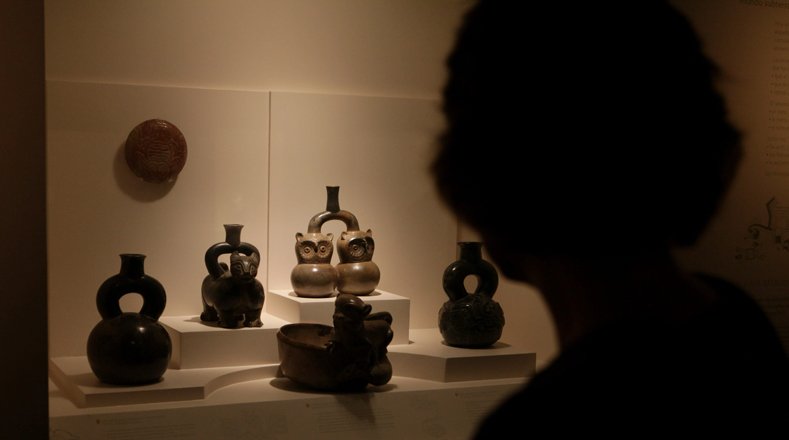 El Museo Arqueológico Larco Herrera se localiza en Lima, Perú. Alberga galerías que dan fe de la historia de este país en su período precolombino. Estas son piezas que hacen parte de una de las muestras más ricas de arte prehispánico de América.