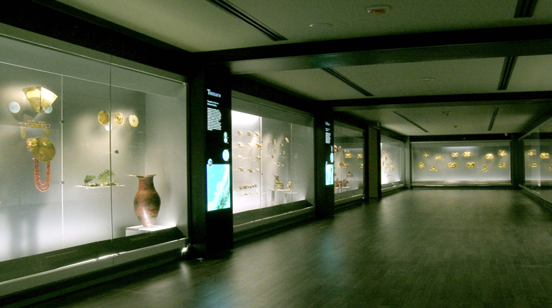  Muchas son las personas que visitaron este lunes el Museo del Oro de Bogotá considerada una institución abierta al público cuya finalidad es la adquisición, conservación y exposición de piezas de orfebrería y alfarería del periodo precolombino. 