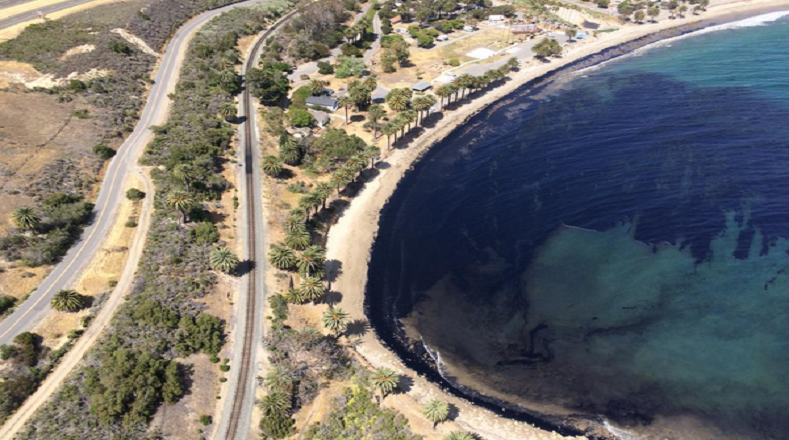 La ruptura de un oleoducto ha causado el vertido de casi 80.000 litros en el Pacífico.