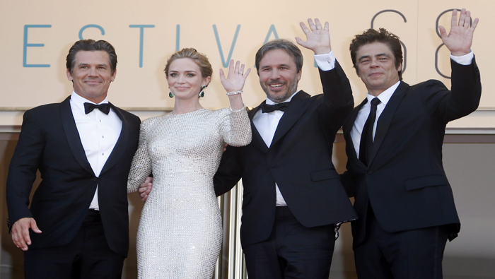 El actor estadounidense, Josh Brolin, la actriz británica Emily Blunt, el director canadiense Denis Villeneuve y el actor puertorriqueño Benicio Del Toro, posan a su llegada a la proyección de la película 