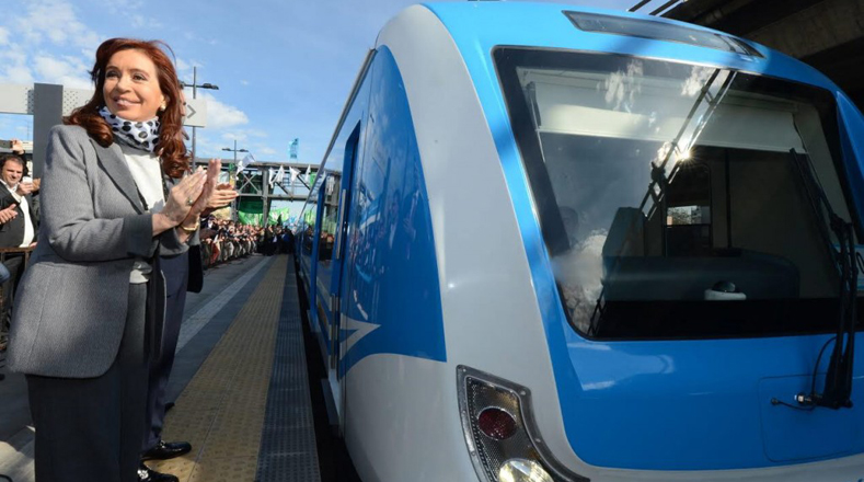 La presidenta de Argentina, Cristina Fernández,  fue la encargada de encabezar este miércoles el acto de recuperación del sistema Ferroviario Nacional, donde destacó que ahora los trabajadores pueden viajar con un precio subsidiado por el Estado.