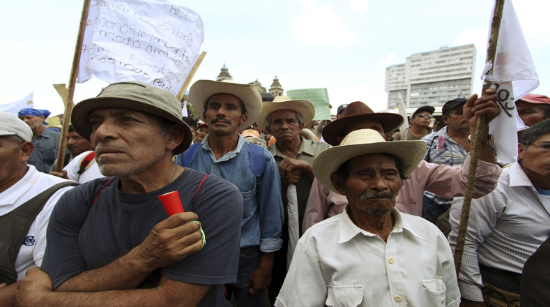 Indígenas y campesinos indignados exigen la renuncia del Gobierno