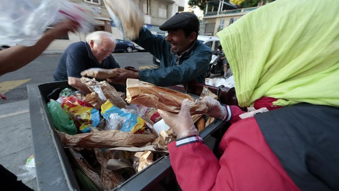 En la imagen se observa a varias personas colectando parte de los alimentos que botan los supermercados en Francia.