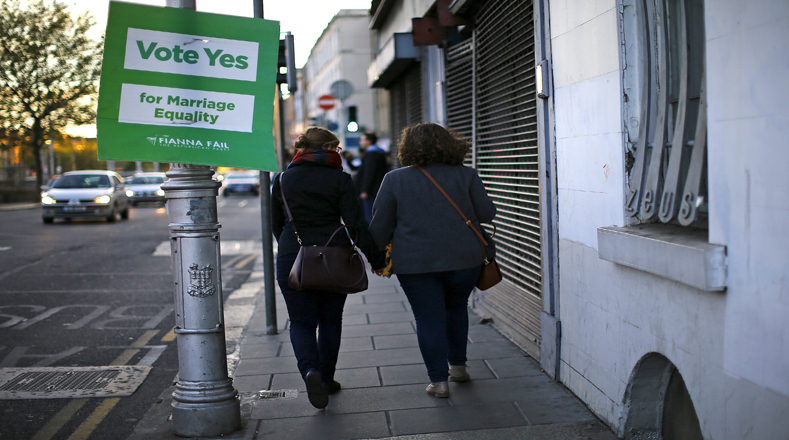 Caminando tomadas de la mano por alguna calle de Dublín (capital de Irlanda), esta pareja probablemente sueña con la posibilidad de unir sus vidas en resguardo de las leyes de esa nación. 