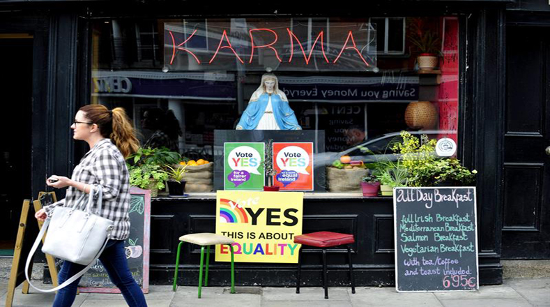 Los carteles invitando al pueblo irlandés a ejercer su derecho al voto para aprobar la unión de parejas de un mismo sexo no faltaron en establecimientos de todas las ciudades del país. 