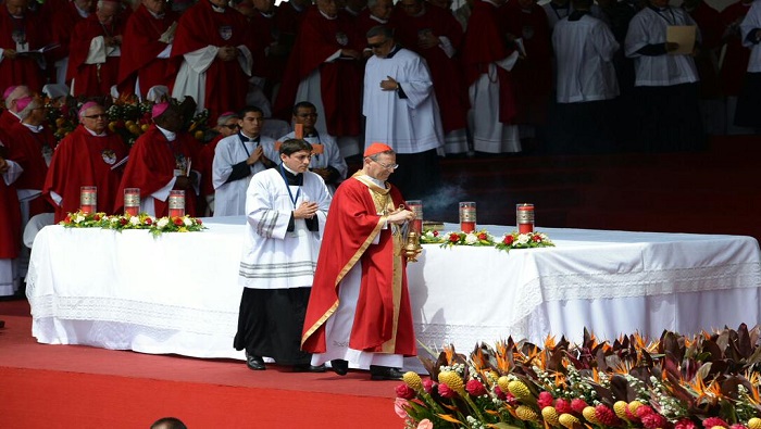La misa es presidida por el cardenal Angelo Amato.