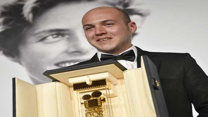 El director colombiano, César Acevedo, con su premio Mejor Ópera Prima de Cannes