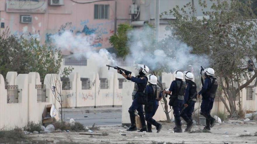 Agentes policiales de Bahréin disparando contra manifestantes