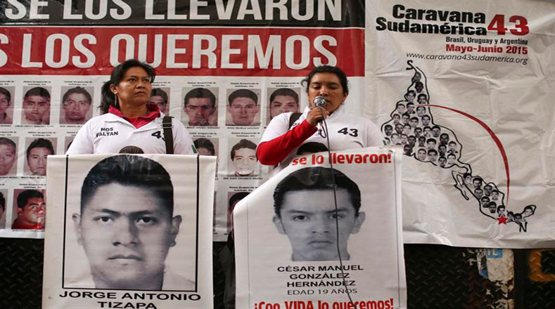 Los familiares de los 43 estudiantes desaparecidos participaron en la protesta en Buenos Aires.