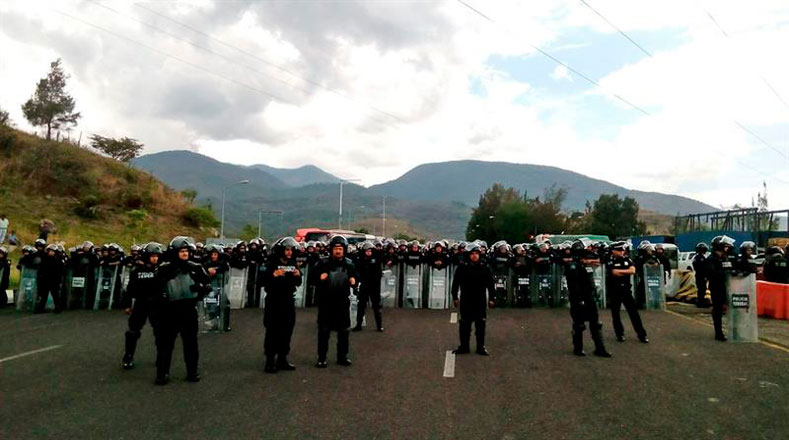 Los manifestantes se concentraron en la autopista del Sol en la ciudad de Chilpancingo, donde llegó un cordón policial.