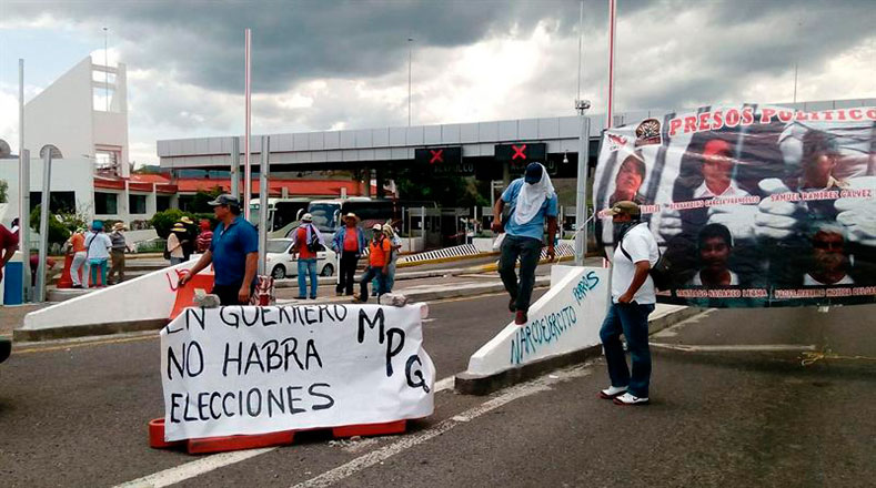 Algunos manifestantes aseguraron que no hay condiciones para las elecciones de junio por el clima de impunidad que deja la desaparición de los 43 normalistas de Ayotzinapa.