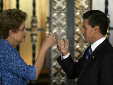 Rousseff y Peña Nieto celebrando la firma de los acuerdos en Ciudad de México