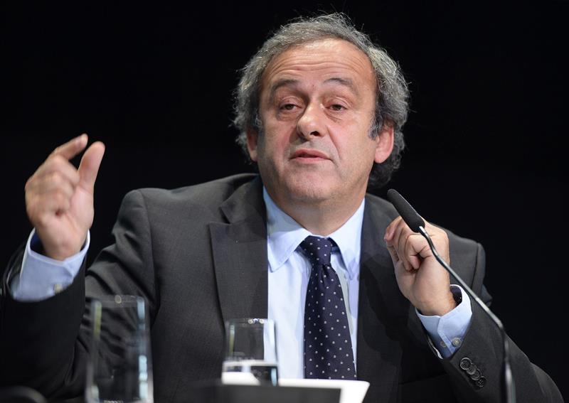 El presidente de la Unión Europea de Fútbol (UEFA), Michel Platini, indicó haber pedido a Joseph Blatter, presidente de la Federación Internacional (FIFA), 