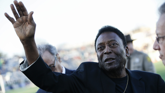 Pelé saluda durante un acto de reconocimiento celebrado en abril pasado en Nueva York (EE.UU.)