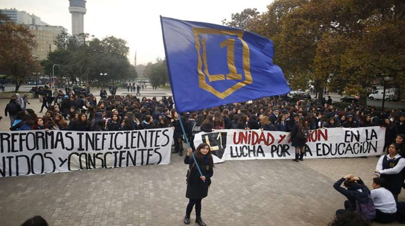 Tras el llamado de la Asamblea Coordinadora de Estudiantes Secundarios (ACES), cientos de estudiantes se concentraron en la Plaza los Héroes en Santiago.