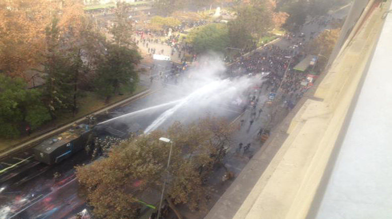 Usuarios de las redes sociales reportan que las fuerzas policiales comenzaron su agresión contra los estudiantes que marchaban de manera pacífica.