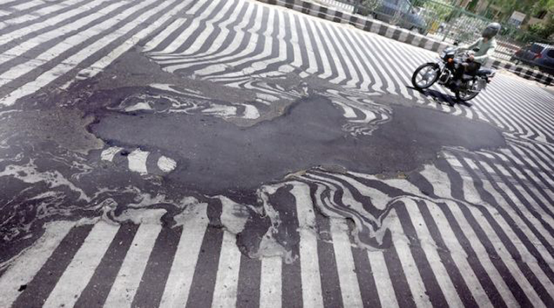 La pintura de los pavimentos se está derritiendo por las elevadas temperatura, una situación que afecta el tráfico vehicular. Los estados de Andhra Pradesh y Telangana, en el sudeste del país, son los más perjudicados.