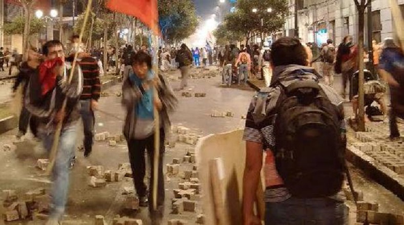 En la noche hubo disturbios en algunas regiones por la represión policial.