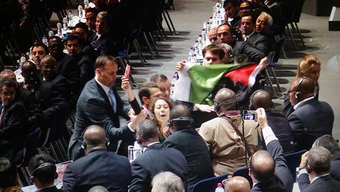 Las defensoras palestinas mostraron la cartulina roja a Blatter y varios dirigentes