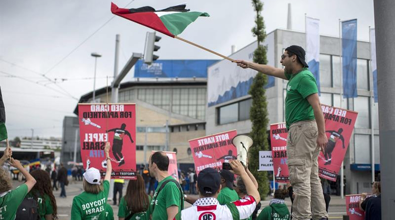 Activistas ondearon banderas palestinas.