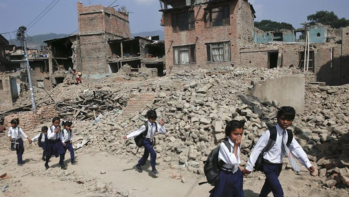 Miles de niños se movilizaron para asistir a la escuela en medio de los escombros.