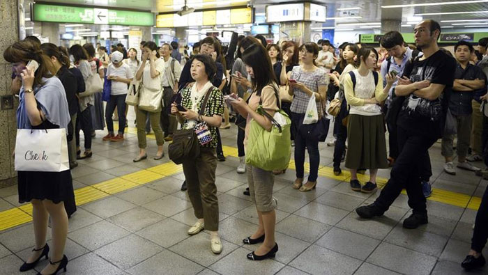 Usuarios quedaron varados en la estación de trenes de Ikebukuro (Tokio) tras el  terremoto.