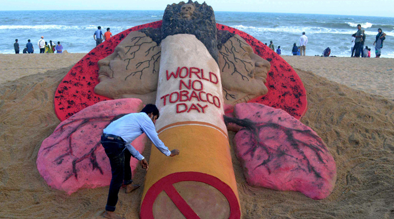 En la India puede observarse esta escultura de arena que muestra las zonas del cuerpo más afectadas por el tabaquismo. 