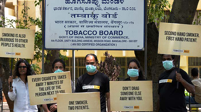 Voluntarios muestran un tren ficticio para ilustrar las distintas etapas del cáncer de en Bombay.