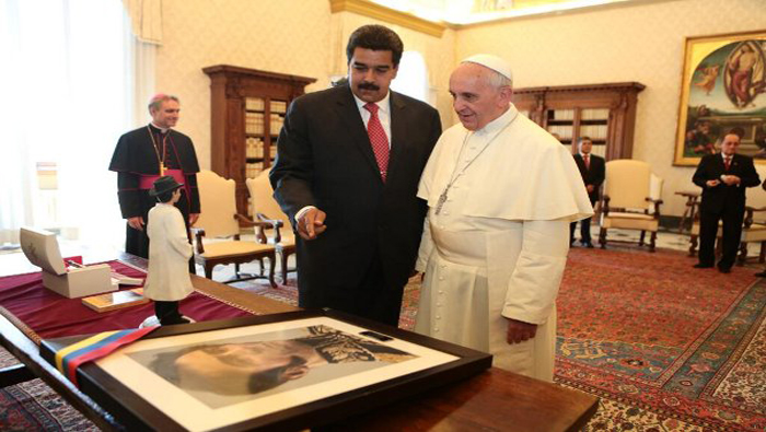 Maduro visitó al Sumo Pontífice en junio de 2013 en el Vaticano, encuentro que aprovechó para llevarle varios obsequios.