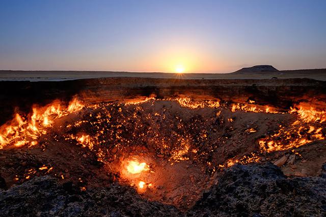 Derweze o Darvaza, un pequeño pueblo de Turkmenistán, es rico en gas natural. Para evitar emanaciones tóxicas tras el desplome del techo de una caverna, se decidió prender el combustible y se creyó que la combustión tan sólo duraría unos días, pero el gas continúa ardiendo en la actualidad. 
