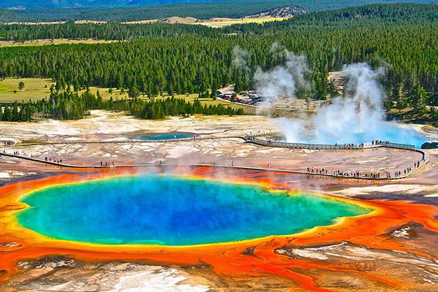 La Gran Fuente Prismática, en el Parque Nacional Yellowstone de Estados Unidos, es la tercera fuente de aguas termales más grande del mundo.