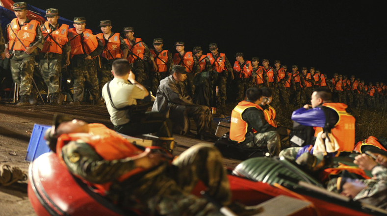 En el operativo de rescate participan más de cuatro mil efectivos de la Policía, bomberos, soldados y otros cuerpos de defensa.