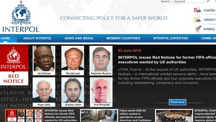 La solicitud de Interpol establece detención y extradición de los sospechosos
