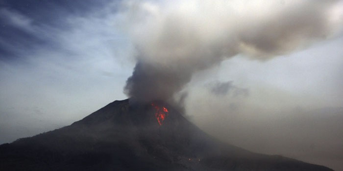 La actividad volcánica generó la evacuación de la población de las laderas del volcán.