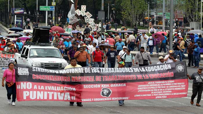 Los maestros de la CNTE se oponen a la reforma educativa y a la realización de las elecciones ante la desconfianza que genera el sistema político mexicano.