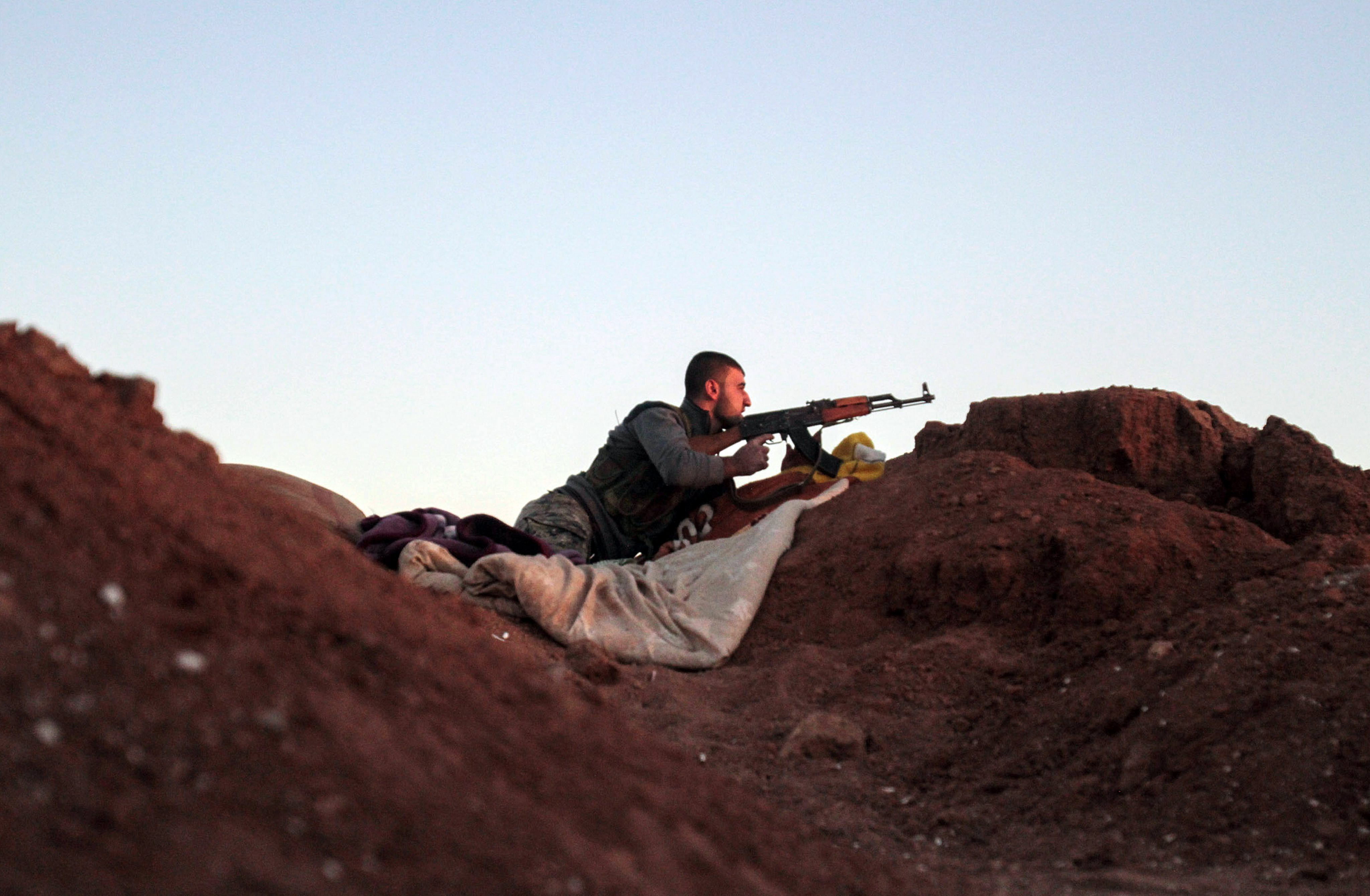 Intensos combates libra el Ejército sirio contra las bandas armadas del Estado Islámico.